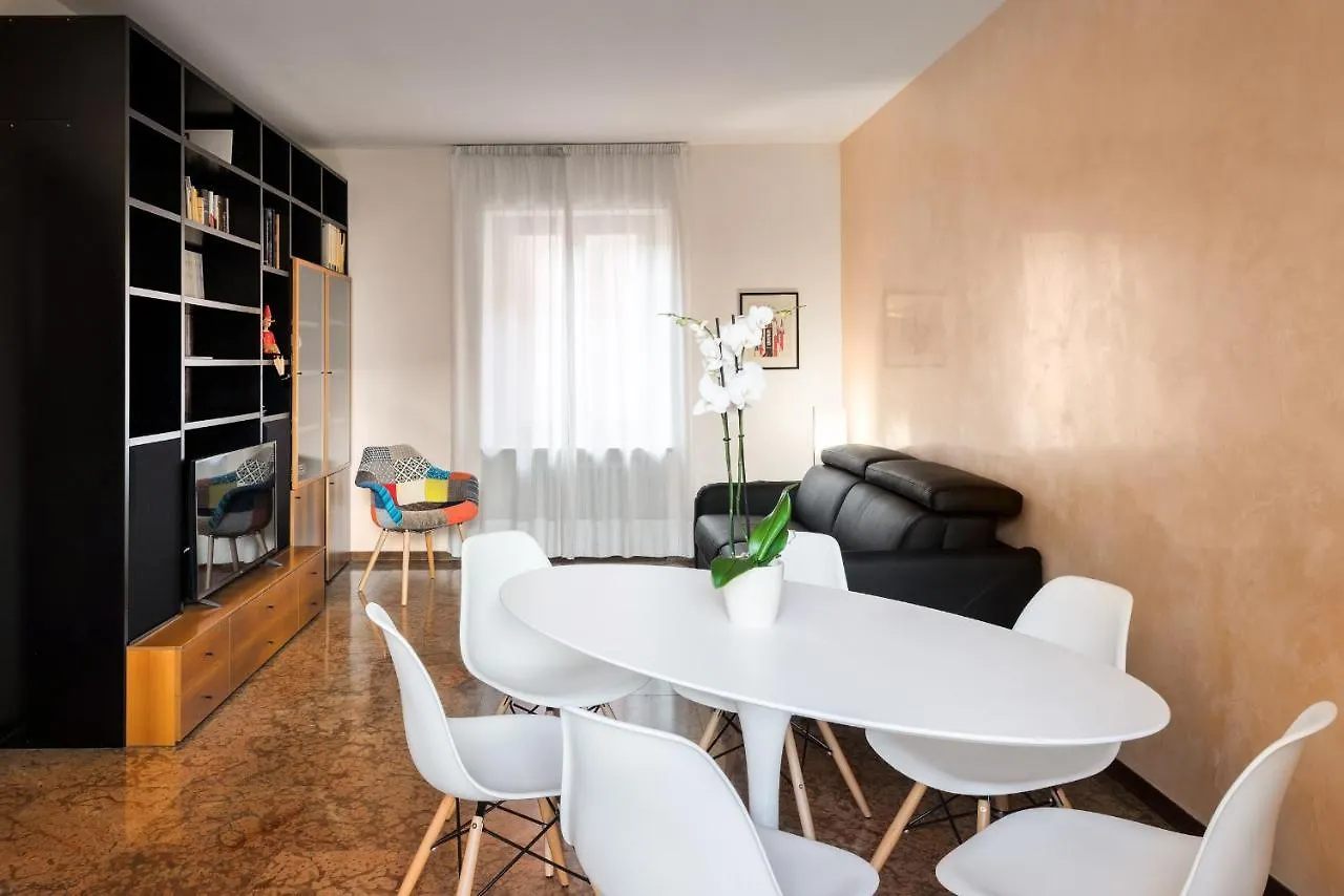 Flats4Rent Luca Apartman Verona 0*,