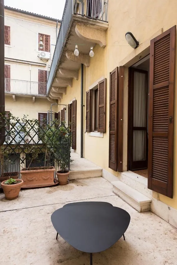 Flats4Rent Luca Apartman Verona